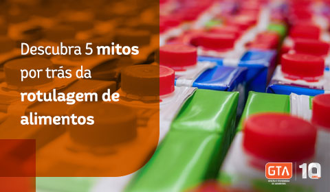 Pessoa lendo o rótulo de um produto no supermercado